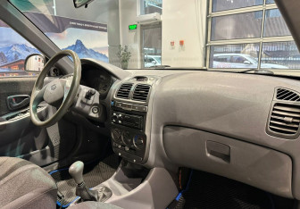 Подержанный автомобиль Hyundai Accent Hatchback 2005 года (9 фото)