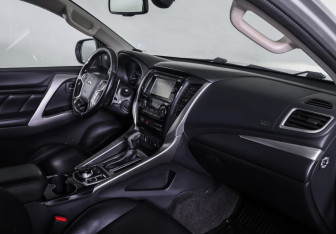 Подержанный автомобиль Mitsubishi Pajero Sport 2016 года (10 фото)
