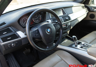 Подержанный автомобиль BMW X5 2009 года (10 фото)