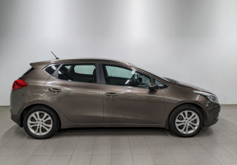 Подержанный автомобиль Kia Ceed Hatchback 2015 года (4 фото)