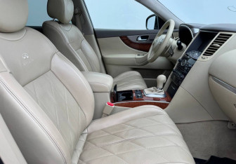 Подержанный автомобиль Infiniti QX70 2013 года (10 фото)