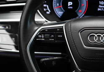 Подержанный автомобиль Audi A8 2022 года (28 фото)