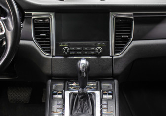 Подержанный автомобиль Porsche Macan 2018 года (15 фото)