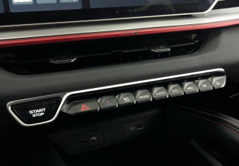 Подержанный автомобиль Geely Coolray 2024 года (16 фото)