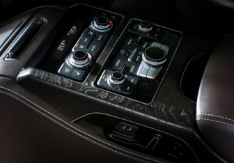 Подержанный автомобиль Audi A8 2016 года (13 фото)