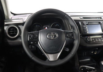 Подержанный автомобиль Toyota RAV4 2015 года (18 фото)