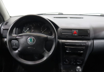 Подержанный автомобиль Skoda Octavia Liftback 2009 года (13 фото)