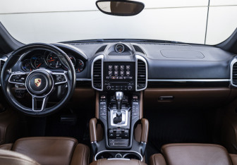 Подержанный автомобиль Porsche Cayenne 2016 года (16 фото)