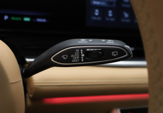 Подержанный автомобиль Voyah Dream 2023 года (10 фото)