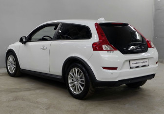 Подержанный автомобиль Volvo C30 2012 года (7 фото)