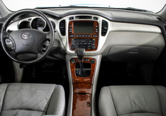 Подержанный автомобиль Toyota Highlander 2005 года (12 фото)