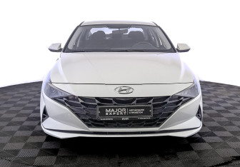 Подержанный автомобиль Hyundai Elantra Sedan 2022 года (2 фото)