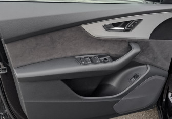 Подержанный автомобиль Audi Q8 2019 года (18 фото)