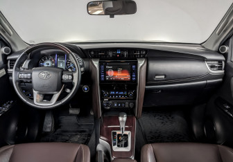 Подержанный автомобиль Toyota Fortuner 2020 года (15 фото)