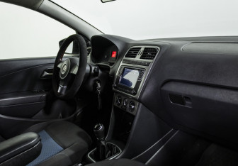 Подержанный автомобиль Volkswagen Polo Sedan 2013 года (9 фото)