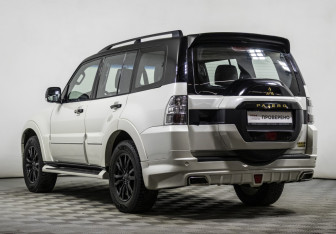 Подержанный автомобиль Mitsubishi Pajero 2019 года (7 фото)
