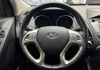 Подержанный автомобиль Hyundai ix35 2012 года (14 фото)