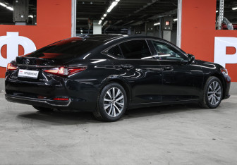 Подержанный автомобиль Lexus ES 2019 года (5 фото)