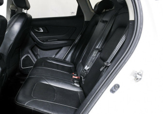 Подержанный автомобиль FAW Besturn X40 2019 года (11 фото)