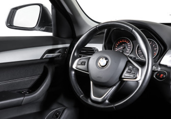 Подержанный автомобиль BMW X1 2015 года (17 фото)