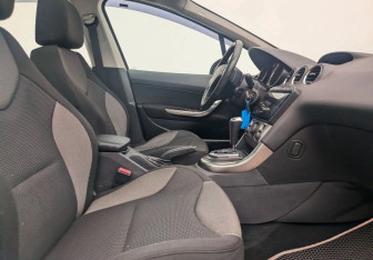 Подержанный автомобиль Peugeot 308 Hatchback 2010 года (10 фото)