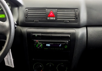 Подержанный автомобиль Skoda Octavia Liftback 2010 года (15 фото)