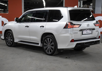 Подержанный автомобиль Lexus LX 2019 года (7 фото)