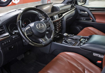 Подержанный автомобиль Lexus LX 2018 года (15 фото)