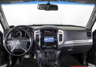 Подержанный автомобиль Mitsubishi Pajero 2014 года (12 фото)