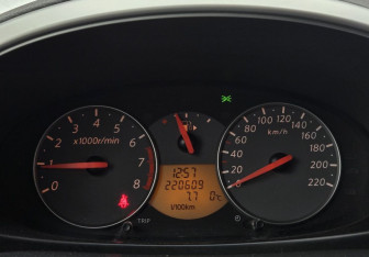 Подержанный автомобиль Nissan Micra Hatchback 2010 года (12 фото)