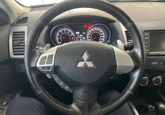 Подержанный автомобиль Mitsubishi Outlander 2012 года (11 фото)