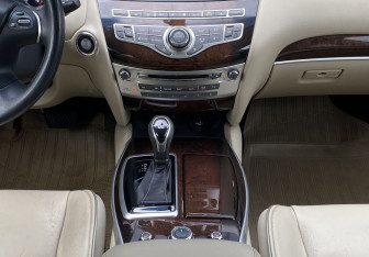 Подержанный автомобиль Infiniti QX60 2017 года (14 фото)