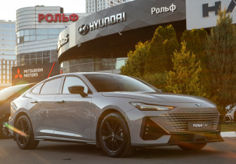 Подержанный автомобиль Changan UNI-V 2023 года (2 фото)