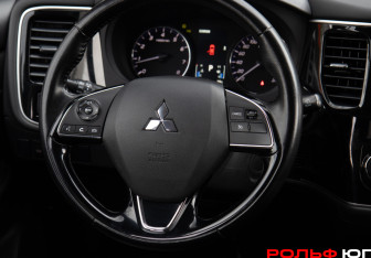 Подержанный автомобиль Mitsubishi Outlander 2015 года (12 фото)