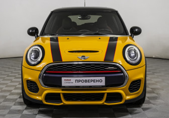 Подержанный автомобиль MINI Hatch 2017 года (2 фото)