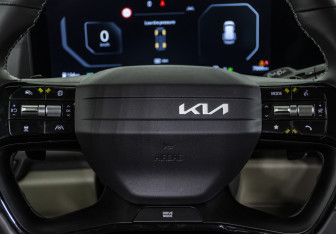Подержанный автомобиль Kia Carnival 2025 года (11 фото)
