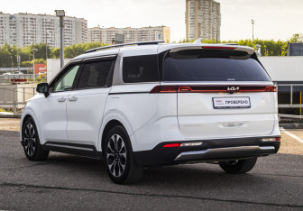 Подержанный автомобиль Kia Carnival 2022 года (8 фото)