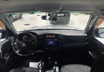 Подержанный автомобиль Mitsubishi Pajero 2012 года (13 фото)