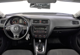 Подержанный автомобиль Volkswagen Jetta Sedan 2013 года (14 фото)