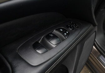 Подержанный автомобиль Nissan Pathfinder 2015 года (18 фото)