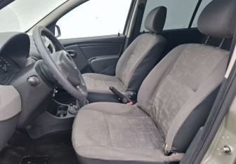 Подержанный автомобиль Renault Sandero 2011 года (10 фото)