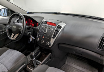 Подержанный автомобиль Kia Ceed Hatchback 2012 года (19 фото)