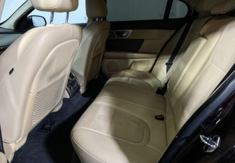 Подержанный автомобиль Jaguar XF Sedan 2014 года (10 фото)