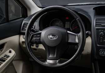 Подержанный автомобиль Subaru XV 2012 года (11 фото)