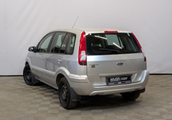 Подержанный автомобиль Ford Fusion 2010 года (7 фото)