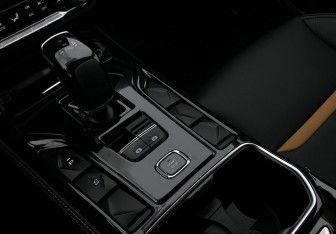 Подержанный автомобиль FAW Bestune T77 2023 года (17 фото)