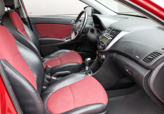 Подержанный автомобиль Hyundai Solaris Hatchback 2013 года (10 фото)