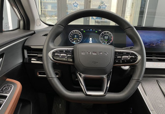 Подержанный автомобиль Omoda C5 2022 года (15 фото)