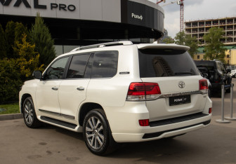 Подержанный автомобиль Toyota Land Cruiser Suv 2017 года (5 фото)