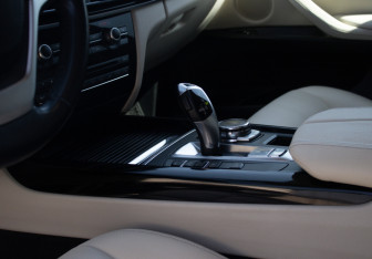 Подержанный автомобиль BMW X5 2015 года (18 фото)